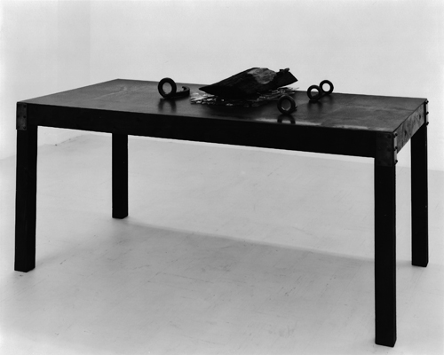 「路傍ノートⅨ」 2012 鉄、鉛、木、ガラス 111×193.2×97cm 撮影:椎木静寧
"Roadside Note IX" 2012 steel, lead, wood, glass 111x193.2x97cm Photo by Shizune Shiigi