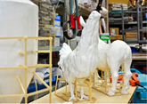 木村剛士 「bridge chicken」 2013 FRP、木材、塗料 45(h)×17×40cm