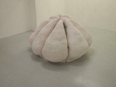 山口洋子 「Pundarika -ふくらみ-」 2010 陶 (h)90×150×155cm