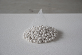 中島真理子 「半分の塊」 2012 大理石、ポリプロピレン (h)15×18×18cm