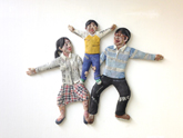 富田菜摘 「組体操―核家族」 2013 新聞紙、ミクストメディア 60×45cm