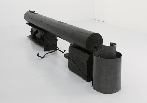川島清　「水量－円柱・熱変」　1989/2012-13　木、鉄、鉛、油土、ニス、LPボンベ　66.5×85×316cm