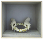 加藤清美 KATO Kiyomi 「そこに置かれた花環」 2014 石膏、ミクストメディア Plaster, mixed media 38(h)×42(w)×33.3(d)cm